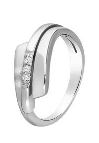 Zilver ring met een gladde, gepolijste oppervlakte en een asymmetrisch ontwerp, met drie kleine heldere edelstenen die in een kanaal zijn gezet.