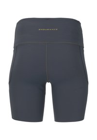 Tummanharmaat urheilushortsit, joissa on sileä pinta, korkea vyötärö ja ommeltuja yksityiskohtia. Sivuille on lisätty taskut ja selässä on logo.
