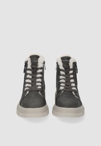 Bottes d'hiver gris foncé avec doublure en fausse fourrure blanche et lacets gris, semelles épaisses gris clair et fermetures éclair latérales, vues de face.
