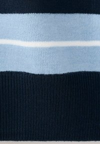 Material tricotat cu dungi orizontale late în nuanțe de bleumarin, albastru deschis, alb și albastru deschis, evidențiind texturi diferite de tricotaj.