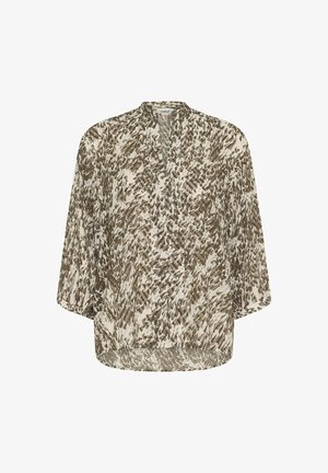 Lehká, volně padnoucí blůza v krémové barvě s abstraktním zeleným a hnědým vzorem, s výstřihem do V a tříčtvrtečními rukávy.