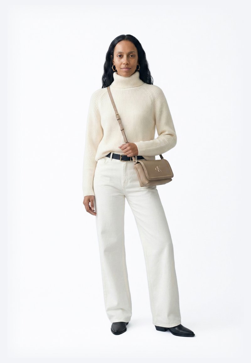 Calvin Klein Taška s příčným popruhem - desert taupe