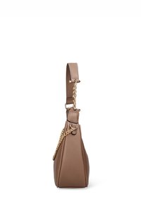 Bruine leren tas met een driehoekige vorm, voorzien van een riem met kettingaccenten en een getextureerd oppervlak. Zijkant laat het gestructureerde ontwerp zien.