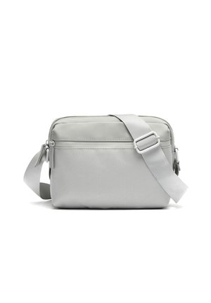 Kompaktiška šviesiai pilka rankinė su reguliuojamu dirželiu, priekyje esanti kišenė su užtrauktuku ir lygiu audinio viršutiniu skyriumi.