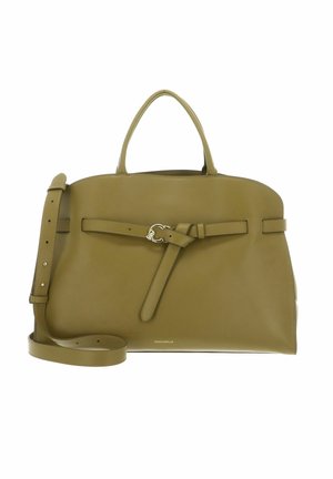 Sac à main en cuir vert olive avec poignées supérieures, bandoulière réglable, détail de ceinture avec boucle argentée et petit logo de la marque à l'avant.