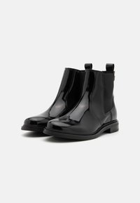 Tommy Hilfiger CHELSEA ABRASIVATO - Botas clássicas de cano curto - black