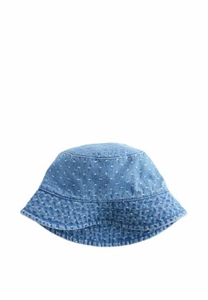 Lichtblauwe denim bucket hat met kleine witte polka dots en gestikte rand, afgebeeld tegen een witte achtergrond.