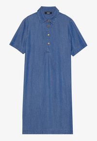 Denimshirtklänning i mellanblått. Har krage, korta ärmar, knappframsida med guldfärgade accenter och en rak silhuett.