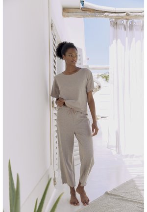 Lichtbruine katoenen loungewearset met een shirt met korte mouwen en cropped broek, met gegolfde zomen en een verstelbare trekkoord taille.