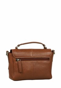 Sac à main en cuir texturé brun avec une poignée supérieure, une poche zippée à l'avant et des anneaux en métal sur les côtés pour attacher la bandoulière.