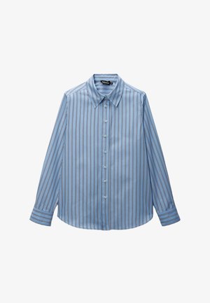 Chemise boutonnée bleu clair avec des rayures verticales en marine et blanc. Dotée d'un col classique, de manches longues et d'un ourlet arrondi.
