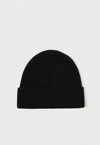 Sort ribbet strikket beanie med foldet manchet, designet til varme og afslappet brug.