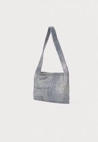 Kleine zilveren schoudertas van gaas met een enkele riem, zachte rechthoekige vorm, weergegeven tegen een witte achtergrond.