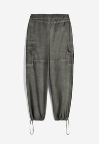 Pantaloni cargo verde oliva con polsini elasticizzati, due tasche cargo laterali e un tessuto morbido e strutturato. Cordoncini alla caviglia per la regolabilità.