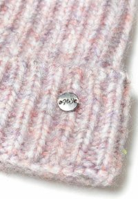 Strickaccessoire aus weichem Garn in sanften Lila- und Rosatönen, mit einem strukturierten Rippenmuster und einem silbernen Logo-Knopfdetail.