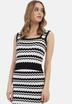 Rochie tricotată alb-negru cu un model în zigzag, decolteu pătrat și design ajustat, cu un brâu negru contrastant.