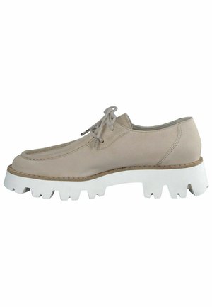 Beige Wildleder Schnürschuh mit runder Zehenpartie, weißer, dicker Sohle und kontrastierenden Nähten entlang des oberen Randes.