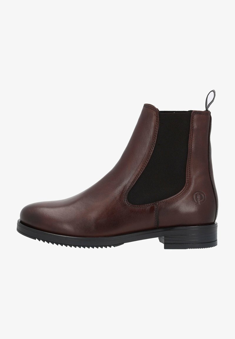 Botín Chelsea de cuero marrón con paneles laterales elásticos, punta redonda y suela de goma texturizada. Cuenta con una lengüeta en el talón para ponérselo con facilidad.
