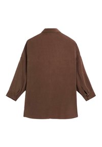 Camicia marrone oversize realizzata in morbido tessuto. Presenta un colletto, maniche lunghe con polsini a bottone e un orlo dritto con design minimalista.