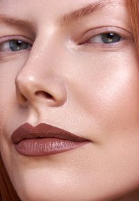 MÁDARA VELVET WEAR MATTE CREAM LIPSTICK - Lippenstift - dark nude