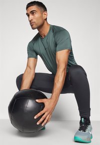 Nike Performance SLIM TOP - T-Shirt sport - vintage green/black