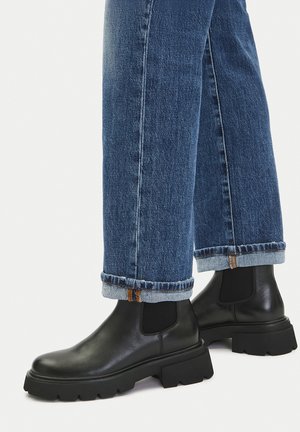 - Botki na platformie