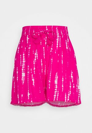 Jasnoróżowe szorty tie-dye z białymi pionowymi pasami, elastycznym paskiem w talii, przednim sznurkiem z chwostami oraz falistym wykończeniem na dole.