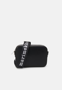 Borsa rettangolare nera con chiusura a zip, dotata di una tracolla intrecciata con testo bianco. Texture liscia, design minimalista e tracolla regolabile.