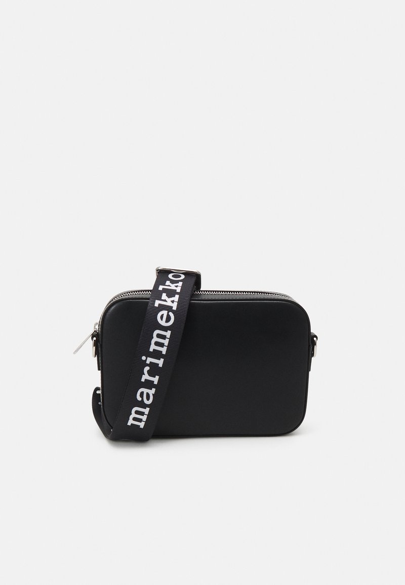 Borsa rettangolare nera con chiusura a zip, dotata di una tracolla intrecciata con testo bianco. Texture liscia, design minimalista e tracolla regolabile.