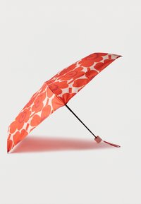 Ομπρέλα με κόκκινο και πορτοκαλί μοτίβο λουλουδιών, με μαύρο μεταλλικό σκελετό και υφασμάτινη λαβή. Ανοιχτή, διαθέτει μεγάλα σχέδια πετάλων σε απαλό φόντο.