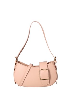 Beige Leder-Schultertasche mit geschwungener Form, goldener rechteckiger Schnallendetail und verstellbarem Riemen vor weißem Hintergrund.