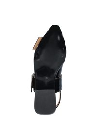 Zwarte gepatineerde leren hoge hak met een gebogen zool, beige enkelband en een gestructureerde rubberen onderkant. Maat gemarkeerd als 37.