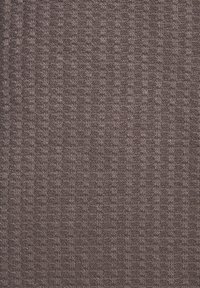 Getextureerde stof met een ribbelpatroon in donkere mauve kleur. Het materiaal lijkt zacht met prominente verticale lijnen en een geweven textuur.