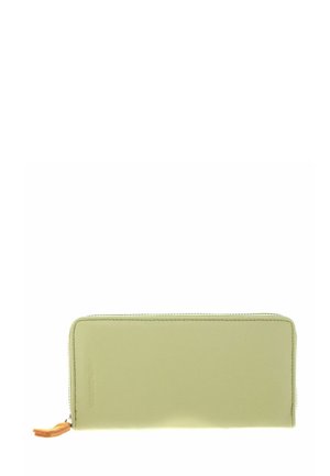 Portefeuille rectangulaire en cuir vert clair avec une fermeture éclair et une languette de tirette en cuir beige sur fond blanc.