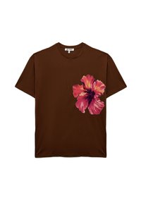 Brun kortærmet T-shirt med rund hals og stort pink og rødt hibiscusblomsttryk på højre side nær kanten.