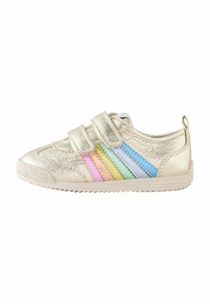 Basket dorée pour enfant avec double bandes velcro et cinq bandes pastel sur le côté, montrée de profil sur fond blanc.