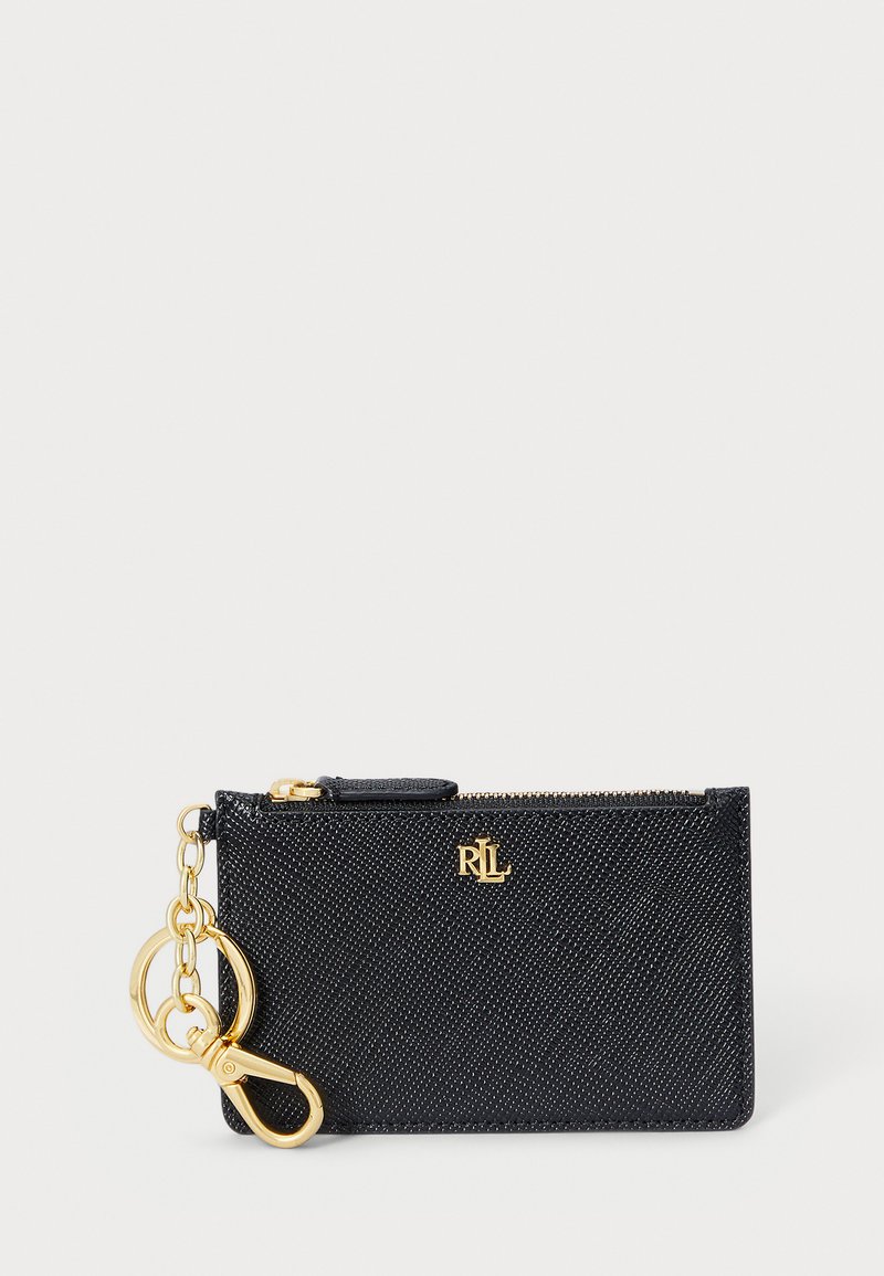Schwarze strukturierte Geldbörse mit einem goldenen Logo, Reißverschluss und einer Kette mit Verschluss. Sie hat eine rechteckige Form und ein dezentes Muster.