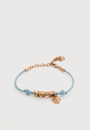 Modra pletena zapestnica z zlatimi črkami "VERSACE" in zlatim obeskom glave Meduze, z nastavljivim zapenjanjem s verižico.