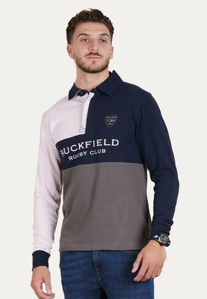 T-shirt de rugby à manches longues en bleu marine, rose clair et gris. Comprend un col, un logo sur le devant et des blocs de couleur horizontaux. Tissu en mélange de coton.