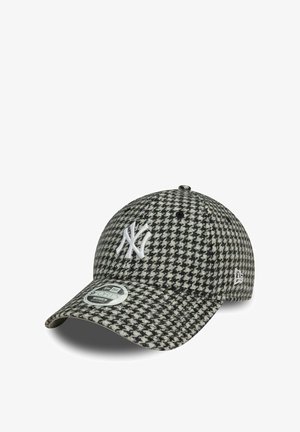 Grau-schwarze Kappe im Hahnentrittmuster mit gebogenem Schirm, weißem gesticktem Logo auf der Vorderseite und flachem Logo an der Seite.