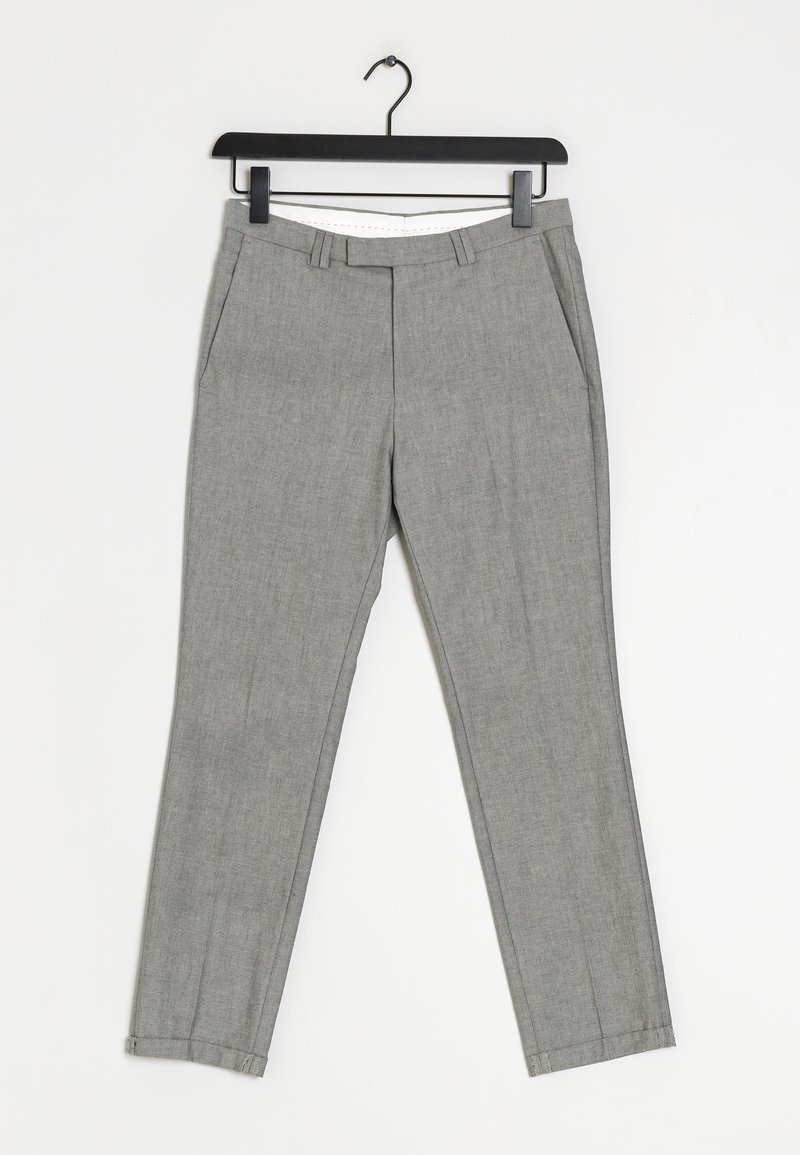 Šedé kalhoty s texturovaným povrchem, s plochým předním dílem, bočními kapsami a slim fit střihem. Stylizováno s černým ramínkem pro prezentaci.