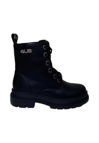 Stivaletto in pelle nera con suola spessa, punta rotonda e lacci decorativi. Presenta occhielli in metallo e un logo adornato di gemme sul lato.