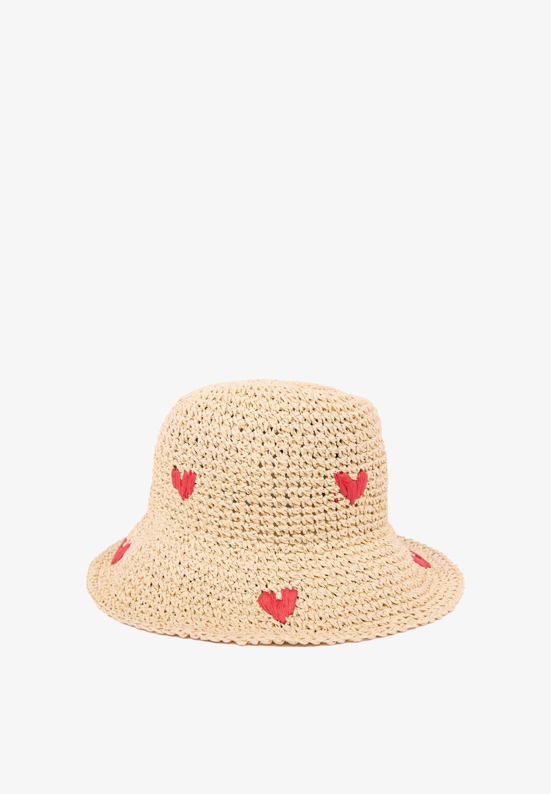 Chapeau bob beige tissé décoré de petits cœurs rouges brodés dispersés autour de la calotte et du bord.