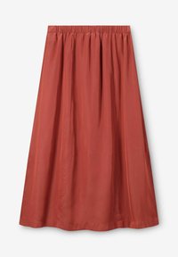 Jupe midi couleur rouille avec une taille élastique, fabriquée en tissu lisse, présentant un design froncé et une silhouette fluide.