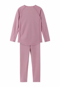 Długi rękaw top do aktywności fizycznej i dopasowane legginsy w miękkim różowym materiale, z fakturowaną powierzchnią i rękawami raglanowymi dla komfortu.