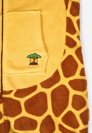 Fleece beklædning med gul bund og brun giraffemønster. Har en frontlomme med en broderet detalje af et grønt træ. Blød tekstur.