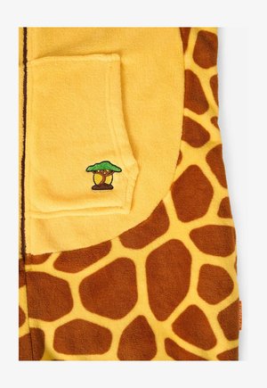 Fleece beklædning med gul bund og brun giraffemønster. Har en frontlomme med en broderet detalje af et grønt træ. Blød tekstur.