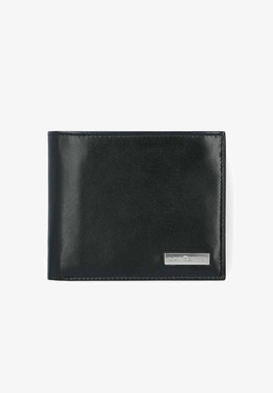 Czarny skórzany portfel o gładkiej fakturze, składany w formacie bifold, z metalową tabliczką z logo na froncie. Posiada widoczne szwy na krawędziach.