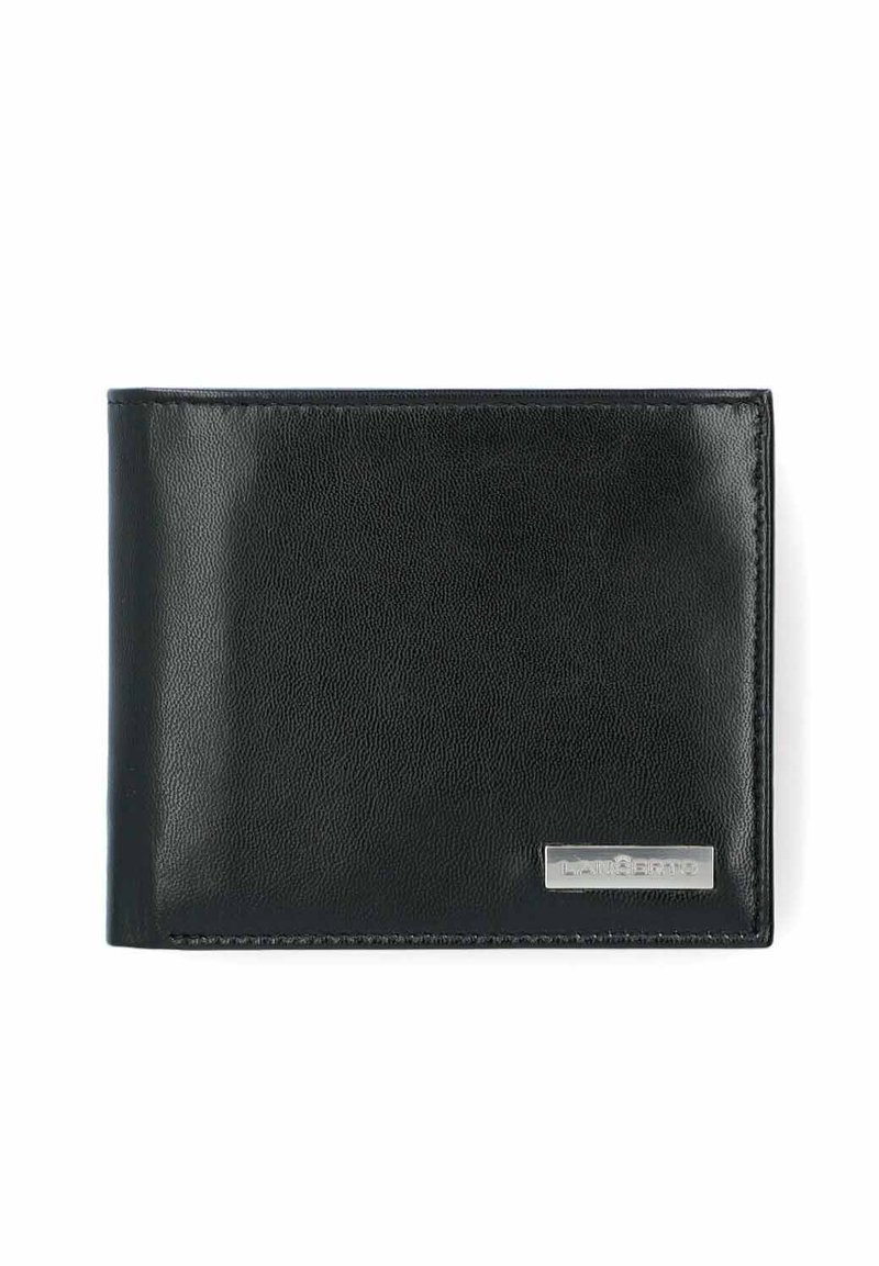 Czarny skórzany portfel o gładkiej fakturze, składany w formacie bifold, z metalową tabliczką z logo na froncie. Posiada widoczne szwy na krawędziach.