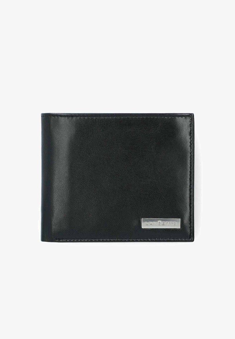 Czarny skórzany portfel o gładkiej fakturze, składany w formacie bifold, z metalową tabliczką z logo na froncie. Posiada widoczne szwy na krawędziach.